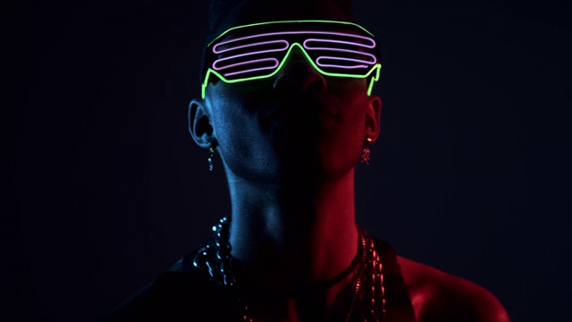 男人戴着闪闪发光的眼镜和项链跳舞视频素材