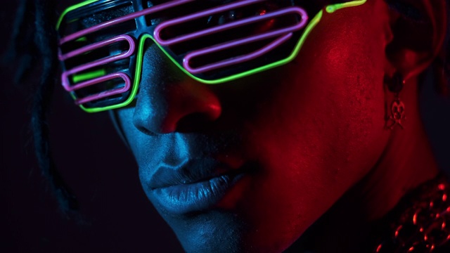 在紫外线下戴着花哨眼镜的男人视频素材