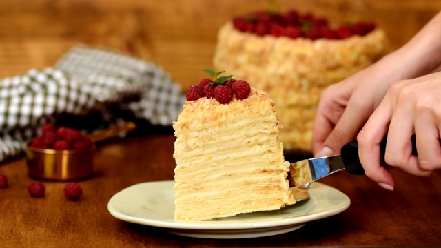 用覆盆子装饰的拿破仑蛋糕。一份奶油蛋糕。视频素材