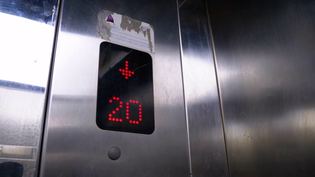 箭头向下的电梯里的数字显示器显示24层到17层视频下载