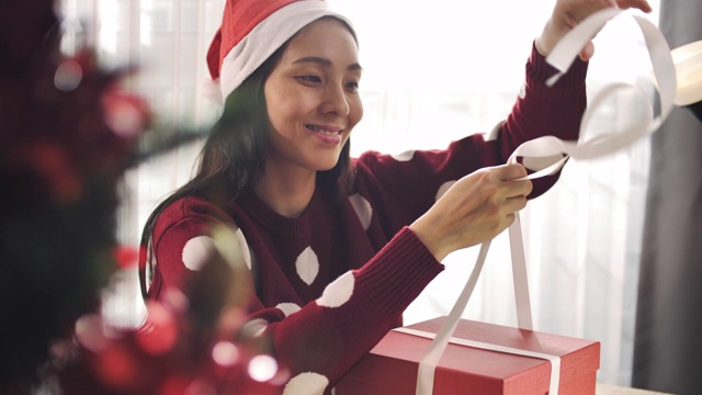 亚洲女人礼物包装圣诞节视频素材