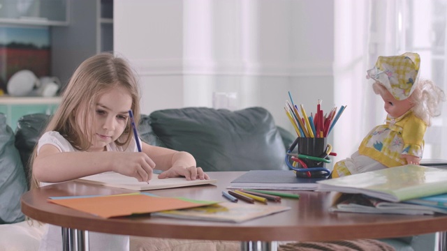 可爱的白人小女孩在家做数学题。漂亮的孩子在练习本上写数字和思考。智力、教育、学习。电影4k ProRes总部。视频素材