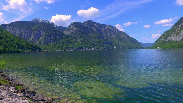 在哈尔斯塔特的山湖和云在一个晴朗的日子，阿尔卑斯山视频素材