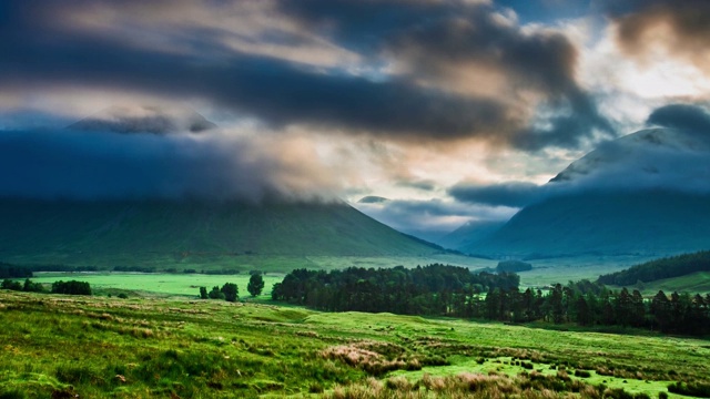 苏格兰格伦科山脉上雾蒙蒙的黎明，时间为4k视频素材