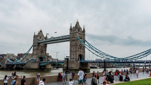 4k延时:英国伦敦塔桥与蓝天视频素材