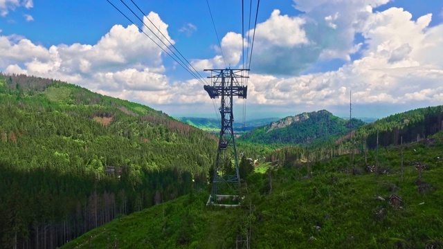 在波兰塔特拉山的夏天，从kasproy Wierch乘坐缆车旅行视频素材