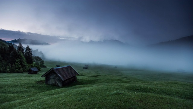 时光流逝:神秘的雾在欧洲阿尔卑斯山的小屋周围流动视频素材