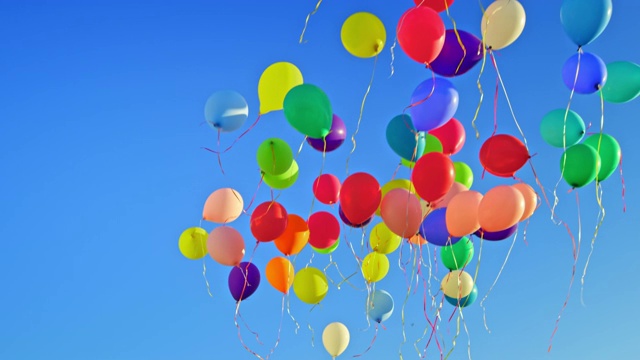 彩色的气球漂浮在蓝天上视频下载