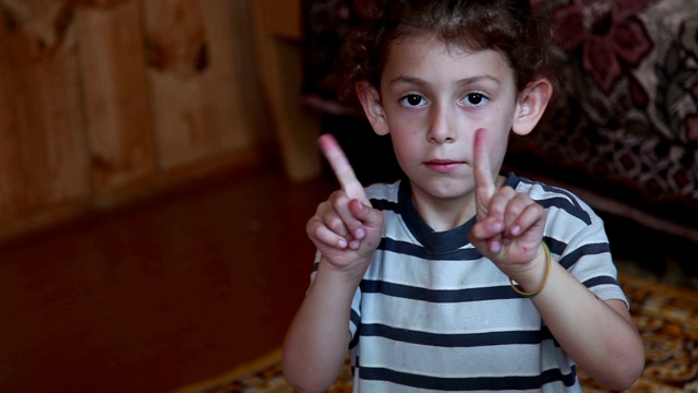 一个小女孩伸出两根手指的特写视频下载