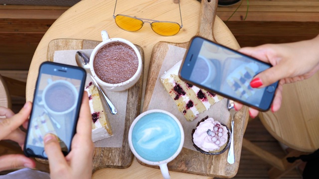 朋友们用智能手机给食物拍照视频下载