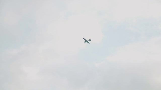 灰色的天空和一架小飞机穿过它视频素材