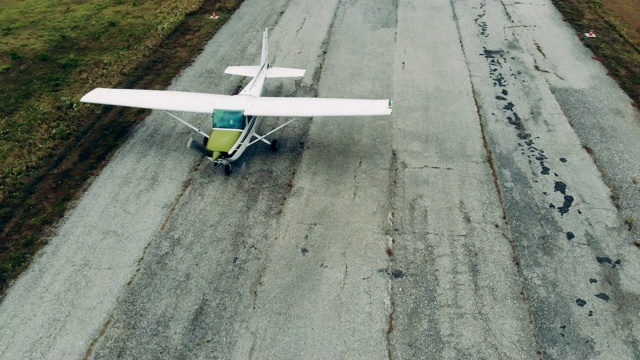 小型喷气式飞机在起飞前沿着跑道飞行视频素材