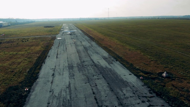 一架小飞机沿着跑道飞行视频素材
