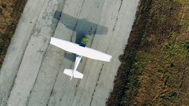 一架小型飞机沿着跑道移动的俯视图视频素材