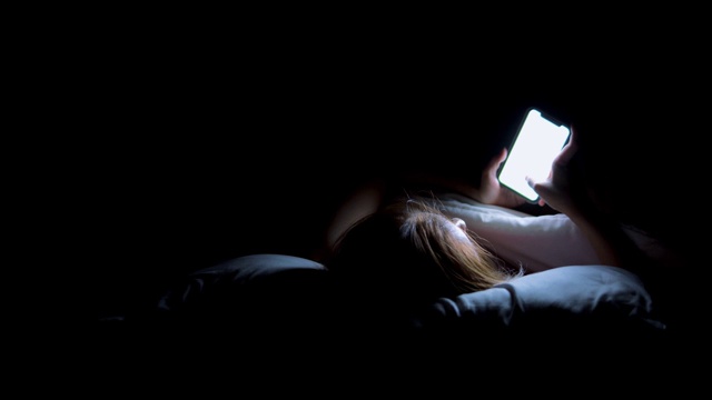 晚上在床上使用手机视频下载