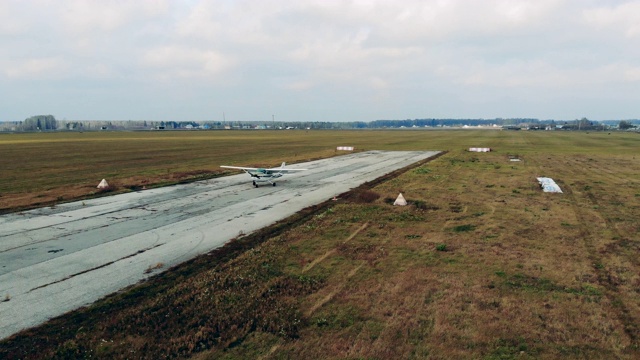 一架小飞机正在一条旧跑道上降落视频素材