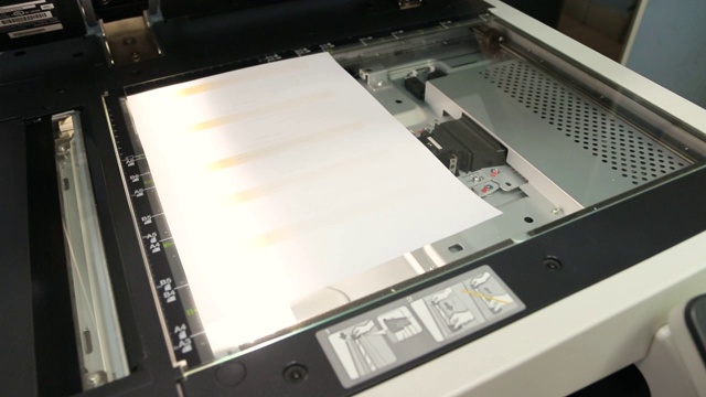 在扫描和复制设备上被扫描的纸张视频素材
