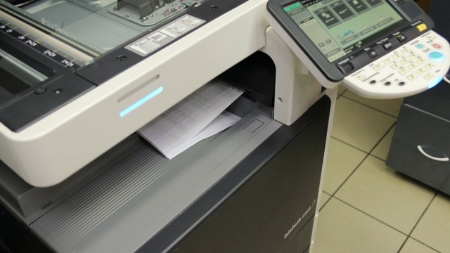 在扫描和复制设备上被扫描的纸张视频素材