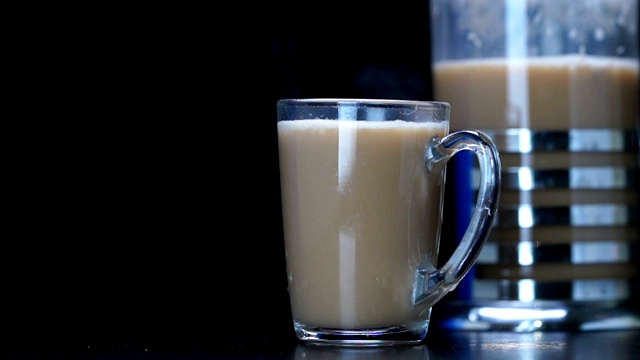 倒入一杯印度马沙拉茶，加入牛奶和香料视频下载