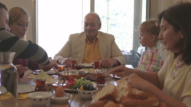 几代土耳其家庭共进早餐视频素材