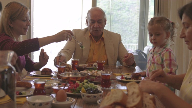 几代土耳其家庭共进早餐视频素材
