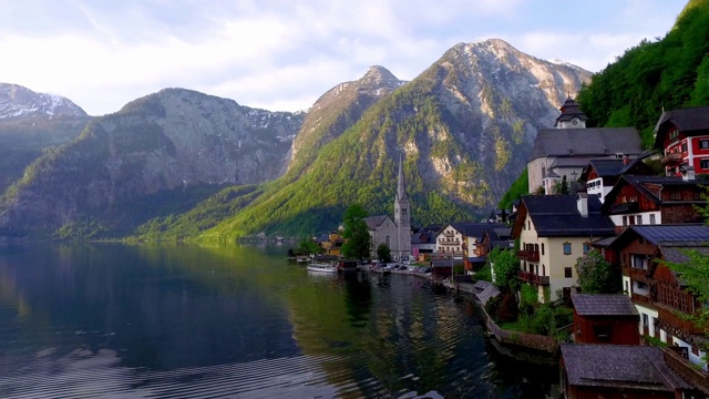 阿尔卑斯山哈尔斯塔特山湖的黎明视频素材