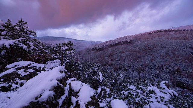 日落时间流逝的雪景。日落视图时间流逝雪山森林景观与雾和云。视频素材