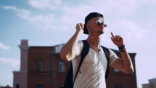 年轻人戴着耳机在城里跳舞视频素材