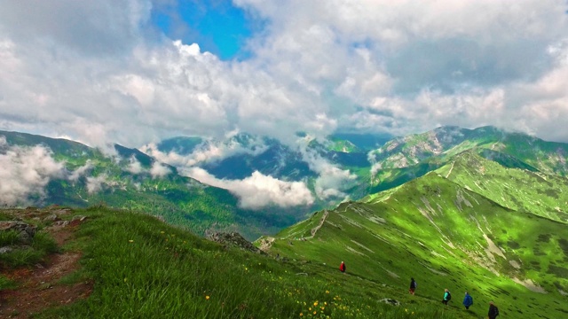 在波兰的夏天，从kasproy wierch山顶俯瞰山谷视频素材