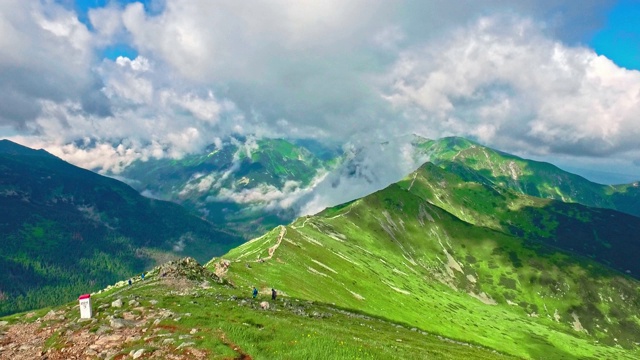 从kasproy wierch观看到绿色山谷在夏天，Tatra山脉视频素材