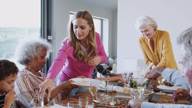 几代同堂的一家人围坐在家里吃饭视频素材