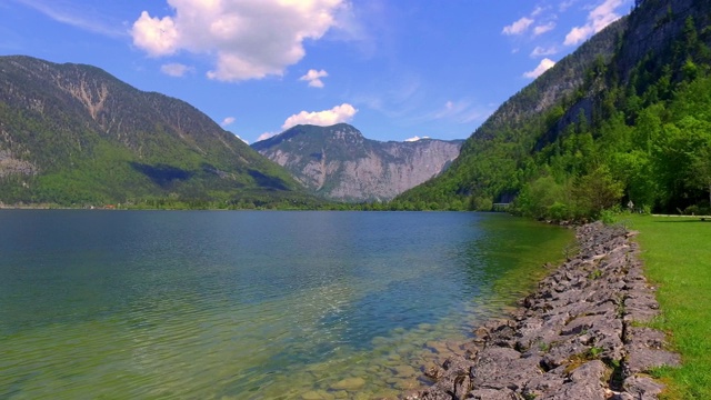 在哈尔斯塔特的山湖和云在一个晴朗的日子，阿尔卑斯山视频素材