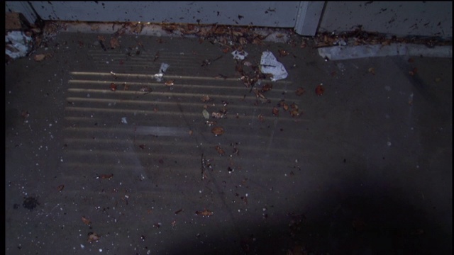 暴风雨过后，一间百叶柜门的底部散落着碎片。视频素材