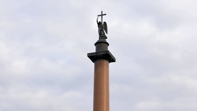 在多云的天空下，圣彼得堡宫殿广场亚历山大圆柱顶端的雕像视频下载