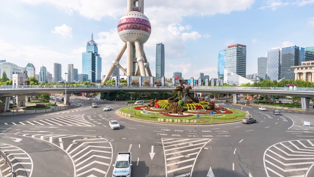 4K时间流逝:中国上海陆家嘴明珠环岛人行天桥上的车流。视频素材