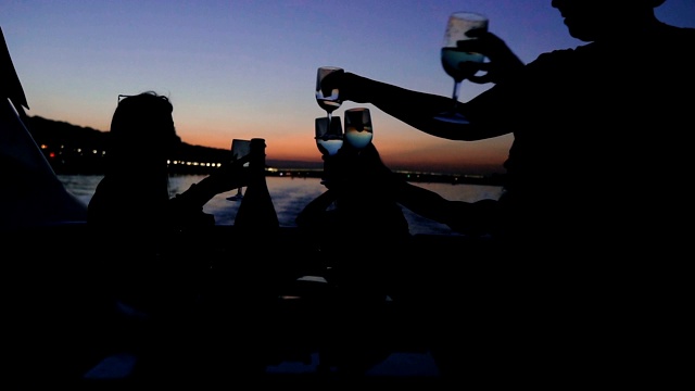 酒精。游艇上喝酒的人的剪影。视频素材