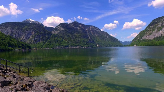 夏天在阿尔卑斯山的哈尔斯塔特山上的湖视频素材