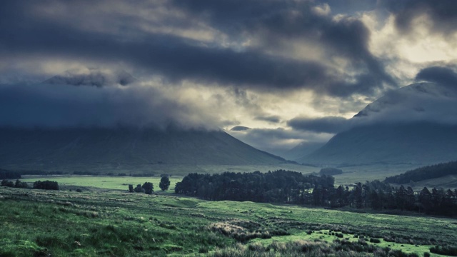 苏格兰格伦科山脉上的夏日晨雾，时间为4k视频素材