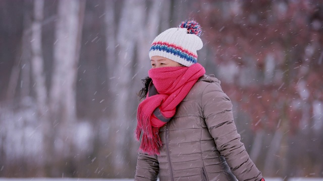 一个在寒冷的日子里冻着的女人视频下载