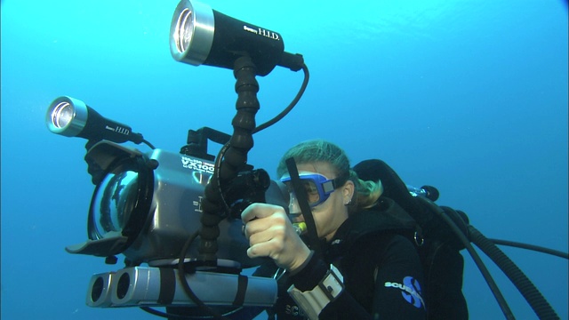 一名潜水员拍摄海难。视频下载