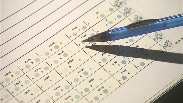 科学家用铅笔审阅法医文件。视频下载