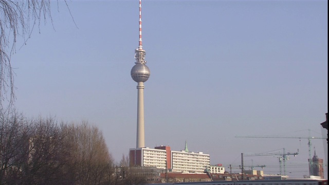 一根条纹杆子位于柏林电视塔的顶端。视频下载