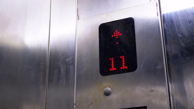 箭头向上的电梯内的数字显示显示从8层到14层视频下载