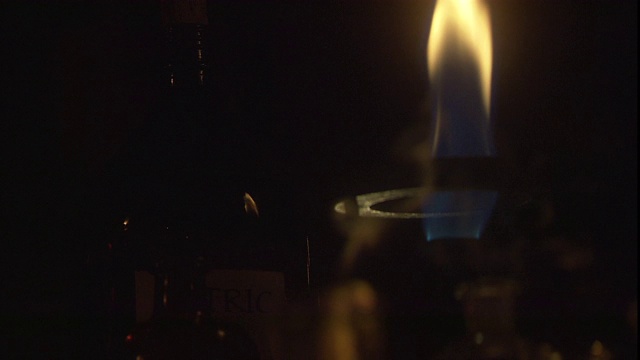 附近的蜡烛熄灭后，本生灯的火焰继续闪烁。视频下载
