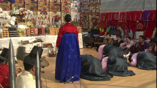 一群韩国妇女在进行传统仪式。视频下载