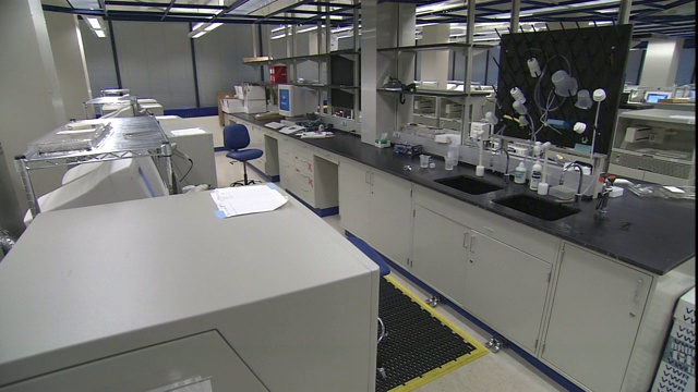 一排排的计算机和其他设备填满了一个遗传学实验室。视频下载