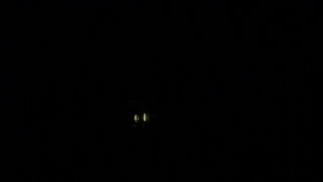 灯塔顶上的探照灯在夜晚旋转。视频素材