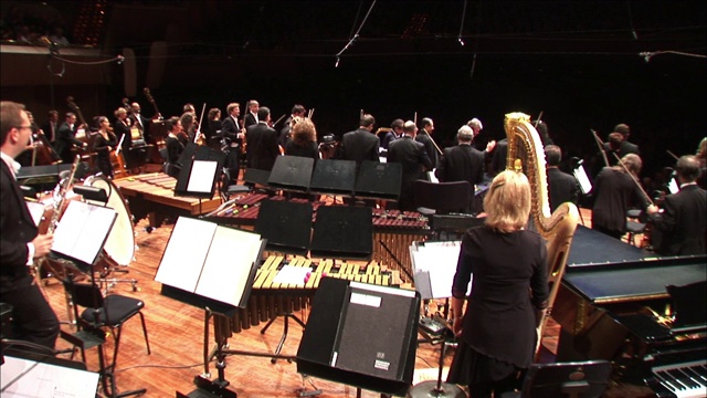 交响乐团在演出后鞠躬。视频素材