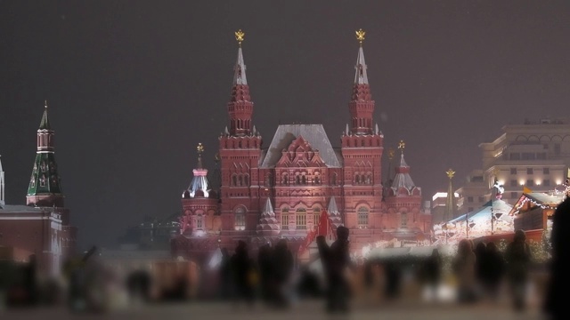 俄罗斯莫斯科红场上的新年。庆祝活动。人们行走。模糊的背景。视频下载