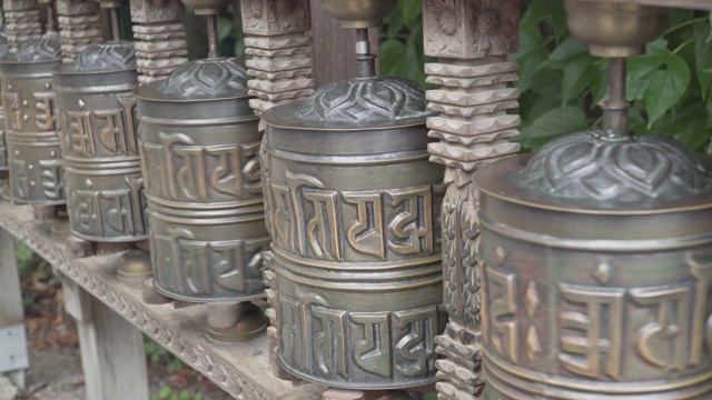 佛教祈祷轮子。手捻西藏符号。视频素材